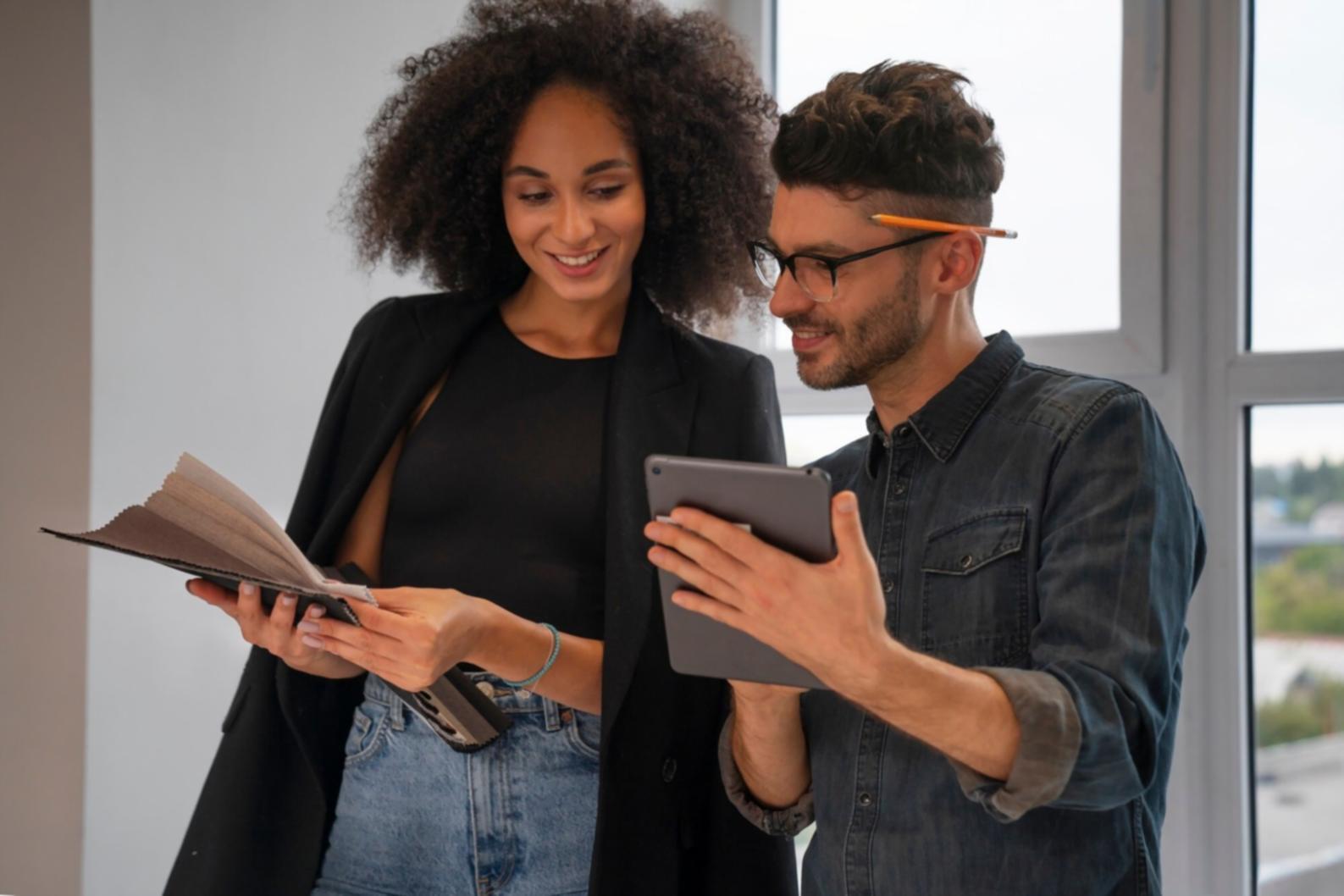Team di sviluppatori che collabora su algoritmi innovativi